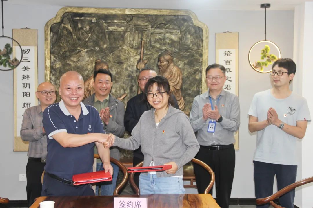 中共广汉市中医医院内科支部委员会与中共三水镇卫生院支部委员会支部举行党建共建签约仪式