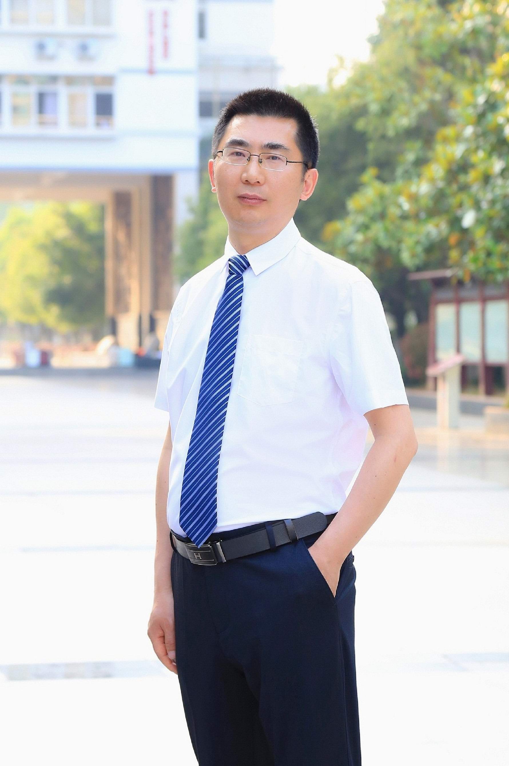 廣元外國語學(xué)校培尖競賽部主任 向 欣