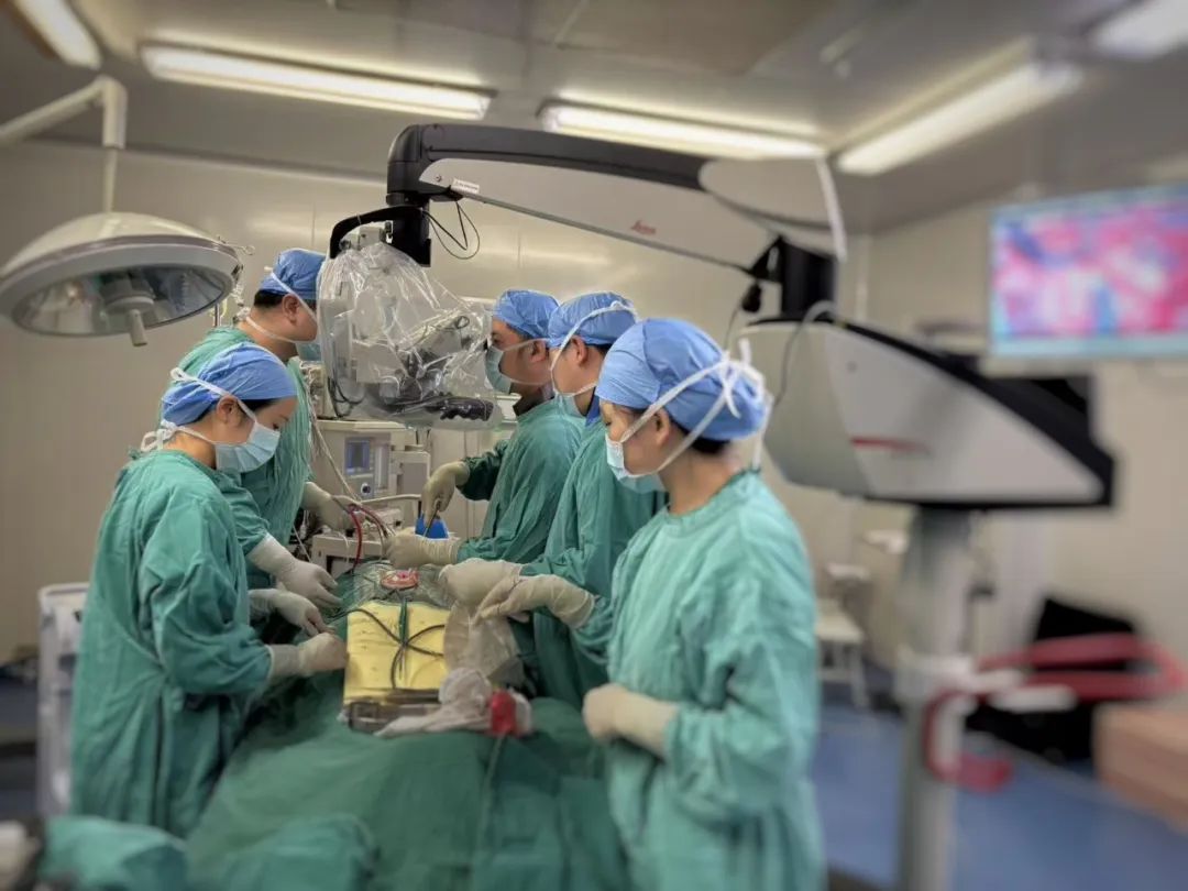 【临床医讯】重大突破！我院骨伤科成功开展显微镜下脊柱微创手术